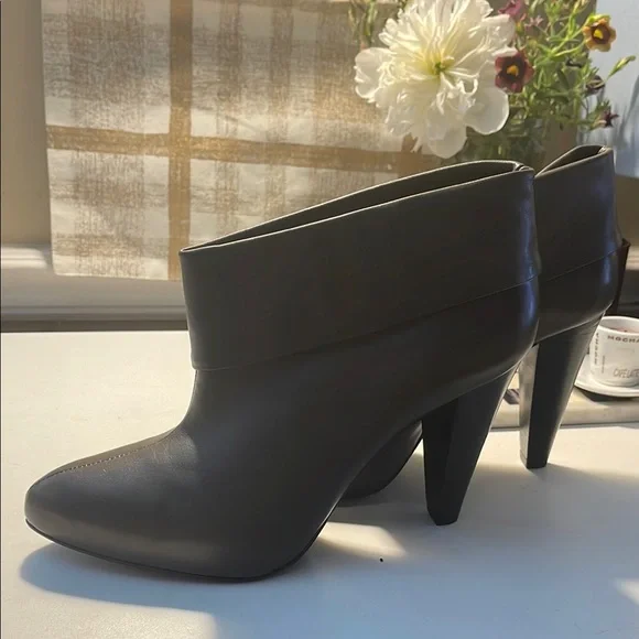 Pour La Victoire Gray Heeled Boots with Curved Heel - Picture 15 of 16